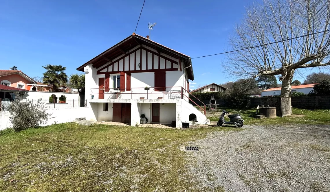 Anglet zone de Maignon - Nombreuses possibilités pour cette belle parcelle en zone UE1 de 1988 m² avec dessus maison de type 3 de 85 m² + sous sol + grand garage