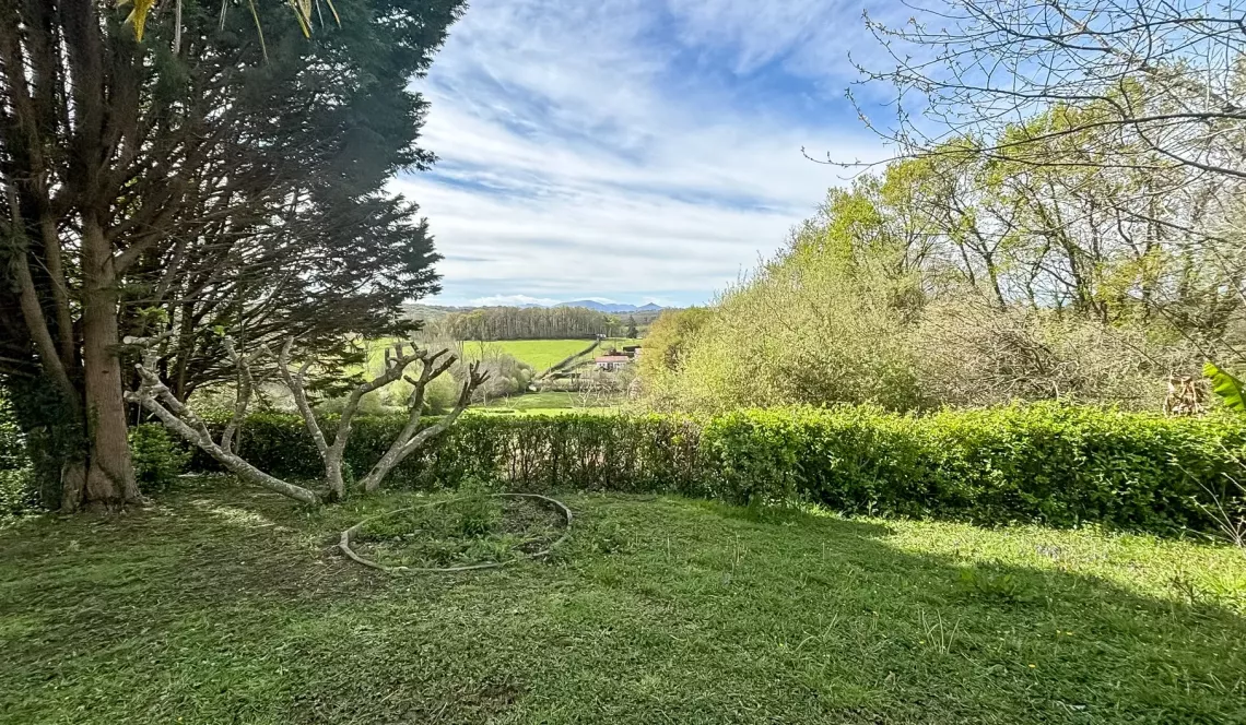 Mouguerre sur la hauteur - Vue sur les montagnes pour cette belle villa traditionnelle des années 80 de 140 m² habitable, 5 chambres, garage sur parcelle de 1673 m²