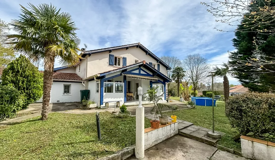 Mouguerre sur la hauteur - Vue sur les montagnes pour cette belle villa traditionnelle des années 80 de 140 m² habitable, 5 chambres, garage sur parcelle de 1673 m²