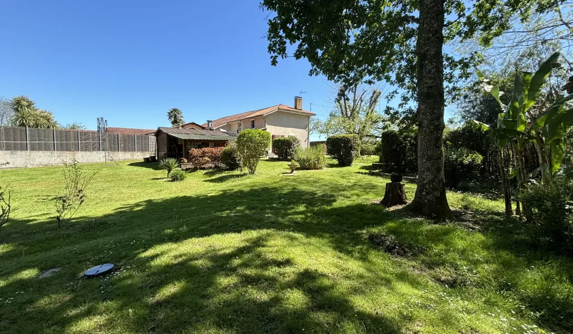 15 mn de l’entrée de Bayonne - Maison ancienne mitoyenne de 88 m² au sol, pièce de vie de 26 m², 2 chambres à l’étage. Garage sur magnifique parcelle de 1907 m² 