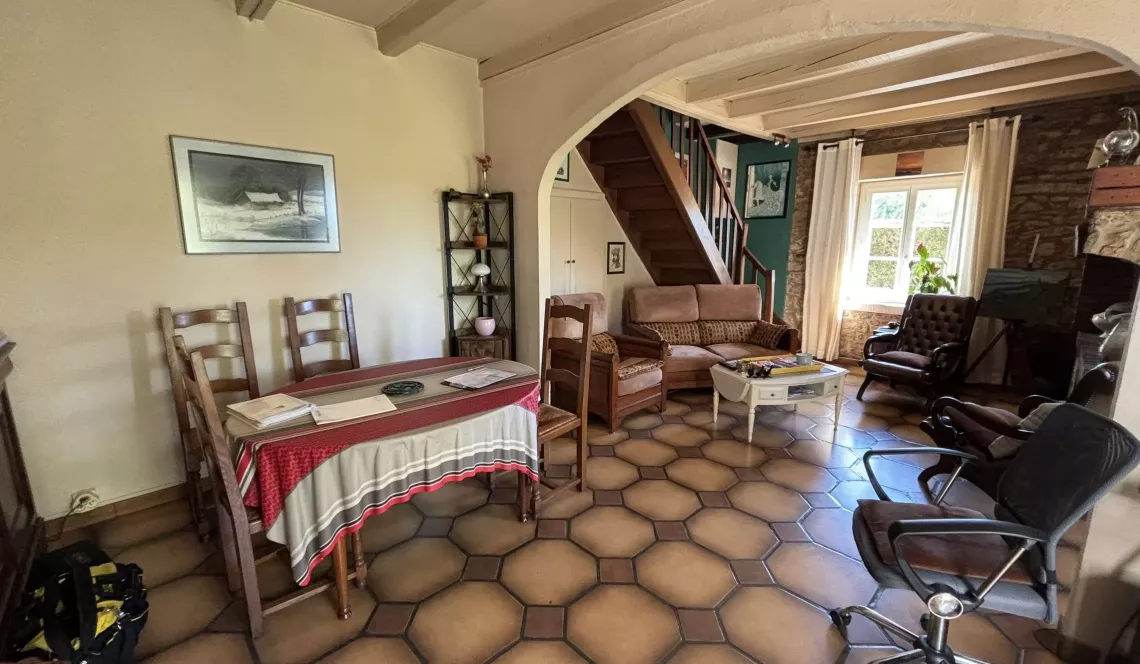 15 mn de l’entrée de Bayonne - Maison ancienne mitoyenne de 88 m² au sol, pièce de vie de 26 m², 2 chambres à l’étage. Garage sur magnifique parcelle de 1907 m² 