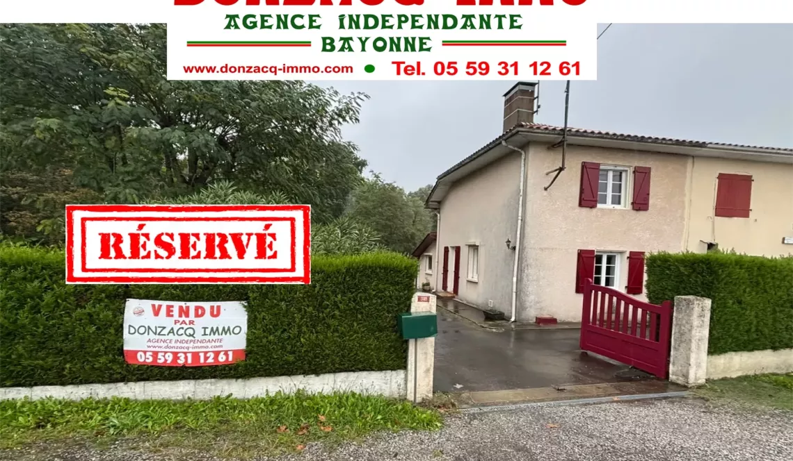 15 mn de l’entrée de Bayonne - Maison ancienne mitoyenne de 88 m² au sol, pièce de vie de 26 m², 2 chambres à l’étage. Garage sur magnifique parcelle de 1907 m² 