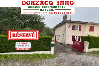 15 mn de l’entrée de Bayonne - Maison ancienne mitoyenne de 88 m² au sol, pièce de vie de 26 m², 2 chambres à l’étage. Garage sur magnifique parcelle de 1907 m² 