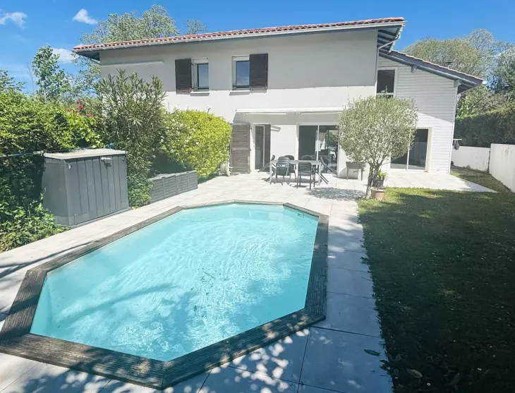 Les Hauts de Bayonne au calme et à l’abri des regards - Adorable villa mitoyenne de 2005 et ses 5 chambres, pièce de vie de 47 m² sur parcelle de 539 m² avec piscine et garage  