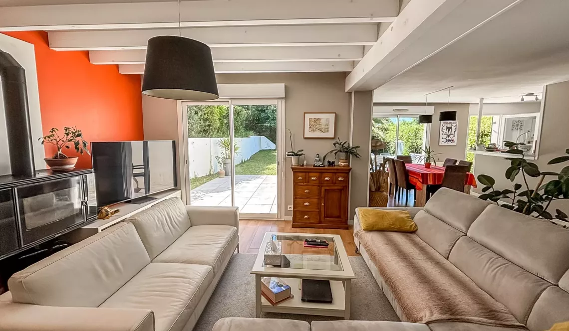 Les Hauts de Bayonne au calme et à l’abri des regards - Adorable villa mitoyenne de 2005 et ses 5 chambres, pièce de vie de 47 m² sur parcelle de 539 m² avec piscine et garage  