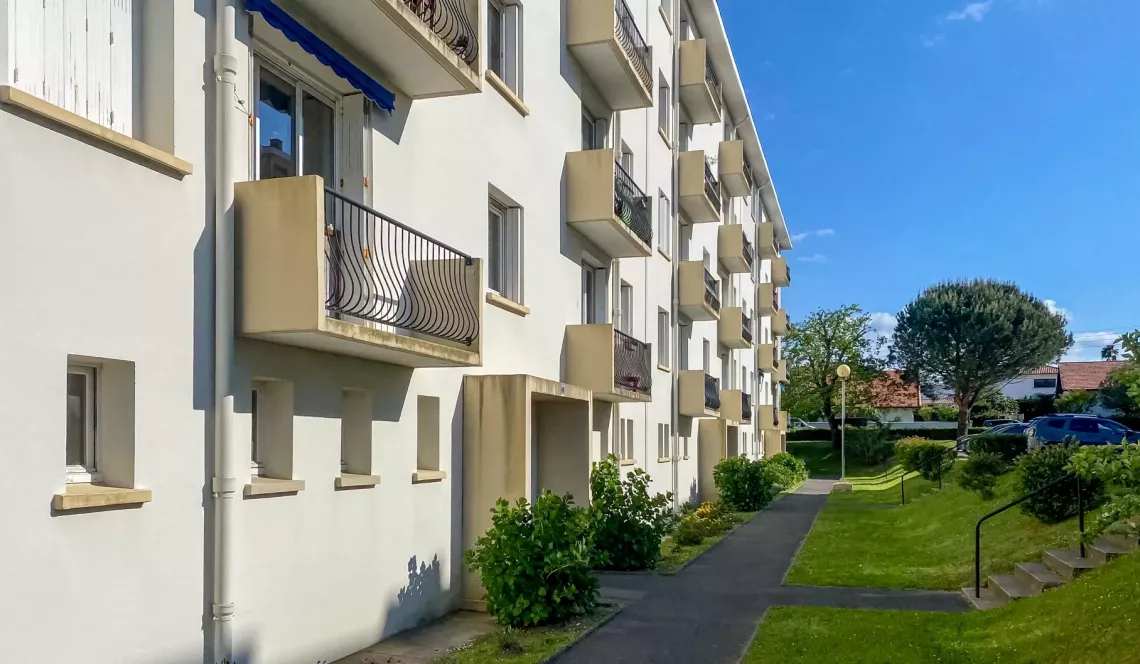 Anglet quartier Montbrun proche Pignada - Etage élevé pour ce type 3/4 de 68 m² habitable + balcon + cave + parking extérieur (Poss garage en +) 