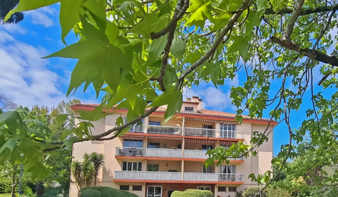Anglet Haitz Péan - Dans joli parc, résidence avec ascenseur pour ce spacieux type 3 de 83 m² habitable avec terrasse sud-ouest + place de parking + cave