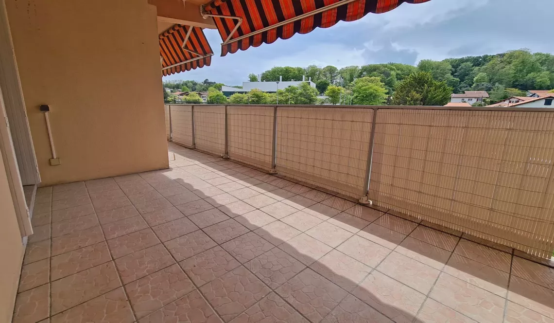 Anglet Haitz Péan - Dans joli parc, résidence avec ascenseur pour ce spacieux type 3 de 83 m² habitable avec terrasse sud-ouest + place de parking + cave