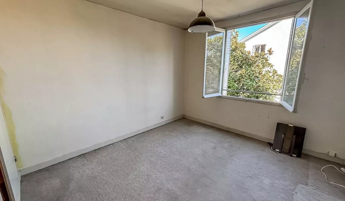 Bayonne idéalement situé - Type 3 de 54 m² habitable à rénover dans son ensemble, balcon avec vue dégagée et cave en sous-sol.