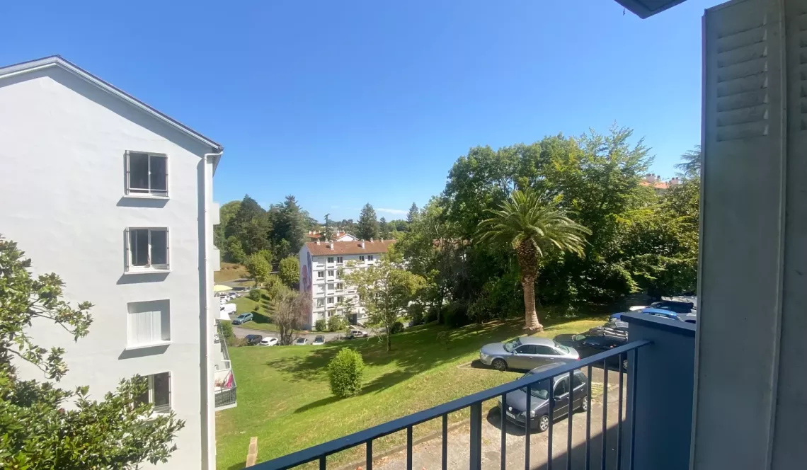 Bayonne idéalement situé - Type 3 de 54 m² habitable à rénover dans son ensemble, balcon avec vue dégagée et cave en sous-sol.