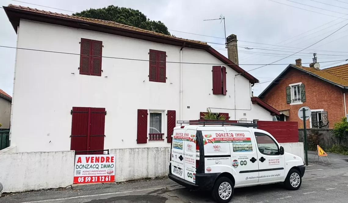 Boucau central - Dans maison ancienne, 3 appartements en duplex loués pour 1976 €/mois + 1 libre pour en tout 225 m² habitable + petits extérieurs