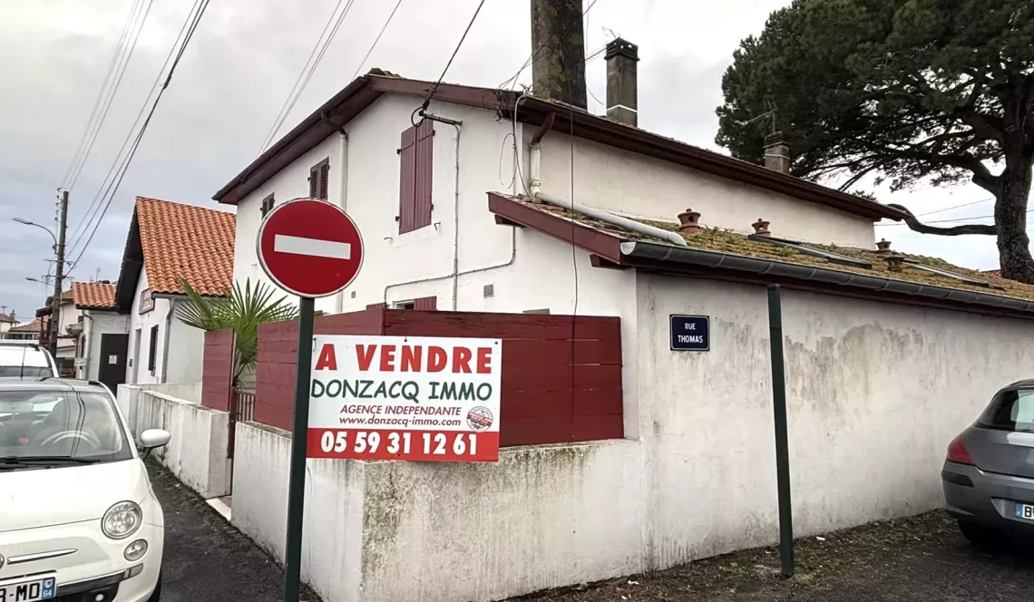 Boucau central - Dans maison ancienne, 3 appartements en duplex loués pour 1976 €/mois + 1 libre pour en tout 225 m² habitable + petits extérieurs