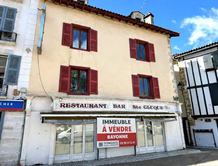 A Bayonne St Esprit - Ensemble immobilier de 260 m² avec local commercial de 90 m² + 9 studios pour 170 m² habitable libres de toute occupation