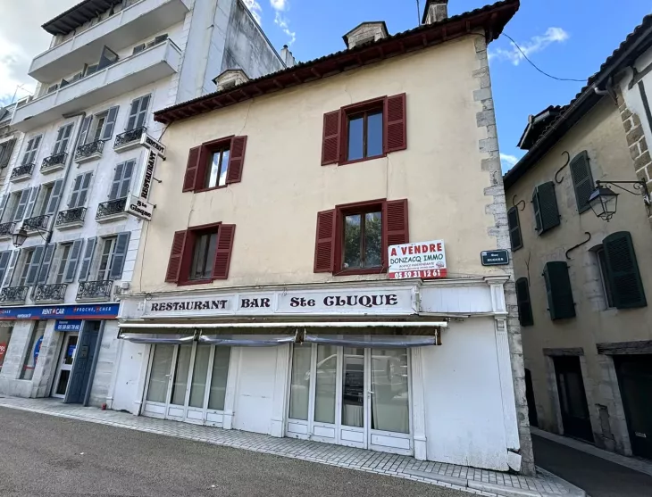 A Bayonne St Esprit - Ensemble immobilier de 260 m² avec local commercial de 90 m² + 9 studios pour 170 m² habitable libres de toute occupation
