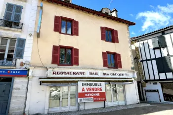 A Bayonne St Esprit - Ensemble immobilier de 260 m² avec local commercial de 90 m² + 9 studios pour 170 m² habitable libres de toute occupation