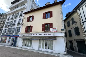 A Bayonne St Esprit - Ensemble immobilier de 260 m² avec local commercial de 90 m² + 9 studios pour 170 m² habitable libres de toute occupation