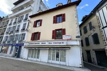 A Bayonne St Esprit - Ensemble immobilier de 260 m² avec local commercial de 90 m² + 9 studios pour 170 m² habitable libres de toute occupation