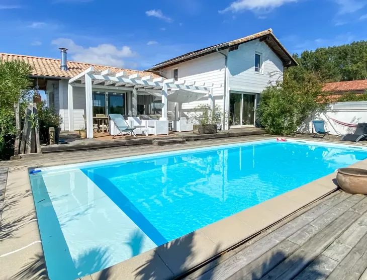 Mouguerre sur la hauteur - Belle Californienne des années 2008 de 147 m² habitable, 3 chambres + appartement séparé de 25 m² sur 1170 m² de terrain + piscine