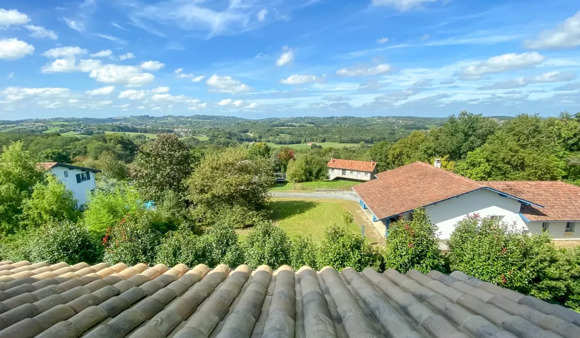 Mouguerre sur la hauteur - Belle Californienne des années 2008 de 147 m² habitable, 3 chambres + appartement séparé de 25 m² sur 1170 m² de terrain + piscine