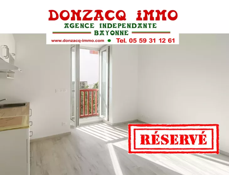 Biarritz Médiathèque - Dans petit immeuble avec syndic bénévole et peu de charges, studio rénové à neuf de 13 m² habitable