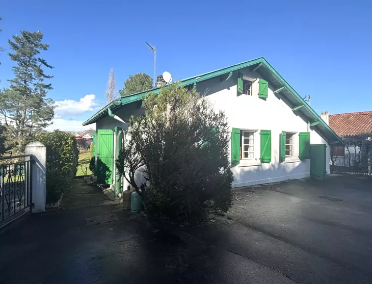 RARE sur Arcangues au calme - Maison des années 1965 de 90 m² habitable sur deux niveaux à rénover dans son ensemble, parcelle de 1 000 m² + 2 garages