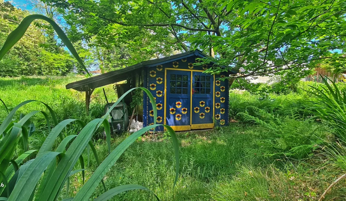 RARE à Ondres à l’abri des regards - Magnifique propriété de 139 m² habitable en parfait état et ses trois chambres sur splendide parcelle arborée de 5 500 m² + garages. Il faut le voir pour le croire!