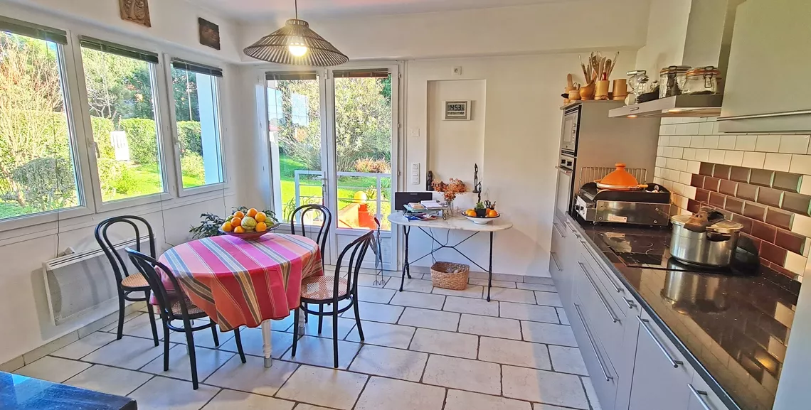 RARE à Ondres à l’abri des regards - Magnifique propriété de 139 m² habitable en parfait état et ses trois chambres sur splendide parcelle arborée de 5 500 m² + garages. Il faut le voir pour le croire!