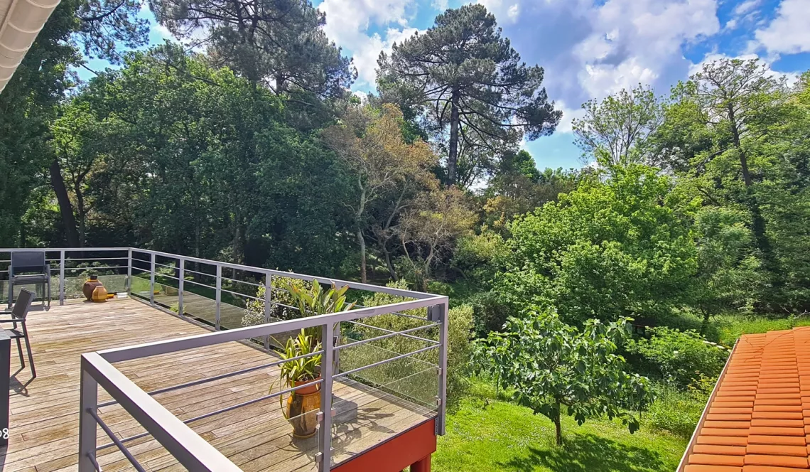 RARE à Ondres à l’abri des regards - Magnifique propriété de 139 m² habitable en parfait état et ses trois chambres sur splendide parcelle arborée de 5 500 m² + garages. Il faut le voir pour le croire!