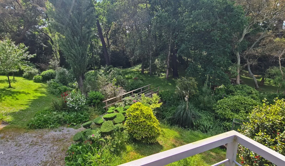 RARE à Ondres à l’abri des regards - Magnifique propriété de 139 m² habitable en parfait état et ses trois chambres sur splendide parcelle arborée de 5 500 m² + garages. Il faut le voir pour le croire!