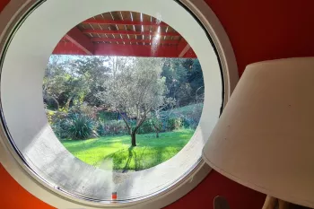 RARE à Ondres à l’abri des regards - Magnifique propriété de 139 m² habitable en parfait état et ses trois chambres sur splendide parcelle arborée de 5 500 m² + garages. Il faut le voir pour le croire!