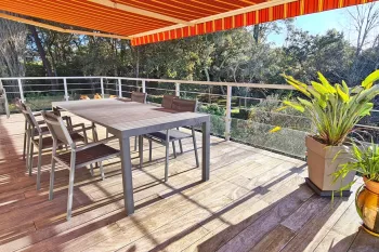 RARE à Ondres à l’abri des regards - Magnifique propriété de 139 m² habitable en parfait état et ses trois chambres sur splendide parcelle arborée de 5 500 m² + garages. Il faut le voir pour le croire!