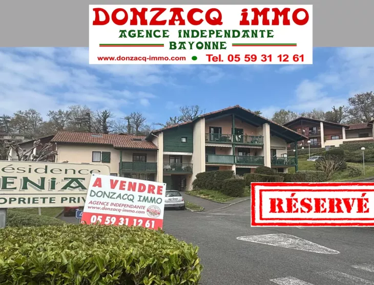 St Jean de Luz Chantaco/Urdazuri - Joli type 2 de 50 m² en rez de chaussée avec terrasse couverte et jardin en jouissance exclusive + parking extérieur + cave