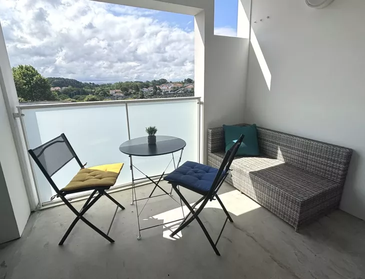 Biarritz quartier Kléber - Vue sur les montagnes pour ce récent joli type 2 de 46 m² habitable, pièce de vie de 18 m² avec cuisine aménagée, terrasse de 6 m² + garage en sous-sol
