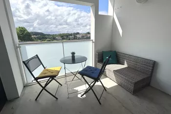 Biarritz quartier Kléber - Vue sur les montagnes pour ce récent joli type 2 de 46 m² habitable, pièce de vie de 18 m² avec cuisine aménagée, terrasse de 6 m² + garage en sous-sol