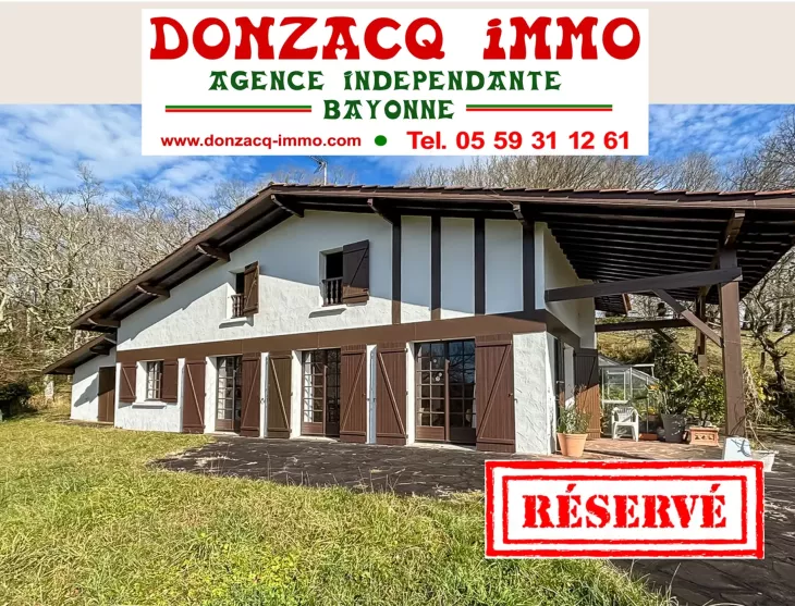 Lahonce au calme et sans vis à vis - Sur 6 284 m² de terrain, maison des années 74 à rafraîchir de 130 m² habitable, séjour de 35 m², 4 chambres, 2 salles d’eau, 2 Wcs. Garage de 32 m². 
