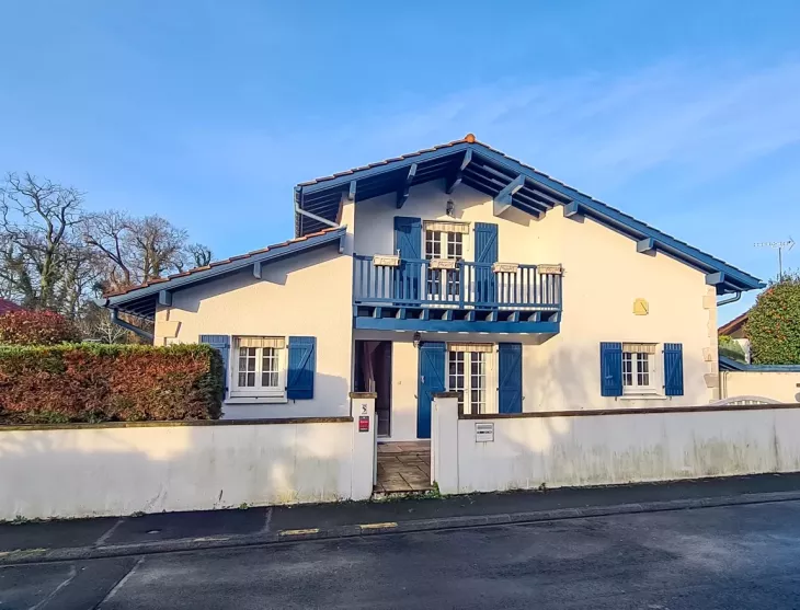A deux pas des Docks de la Nègresse - Maison lumineuse de 130 m² habitable, 4 chambres dont 2 en RDC, pièce de vie de 44 m², 2 salles d’eau, car port sur 521 m² de terrain bien disposé.