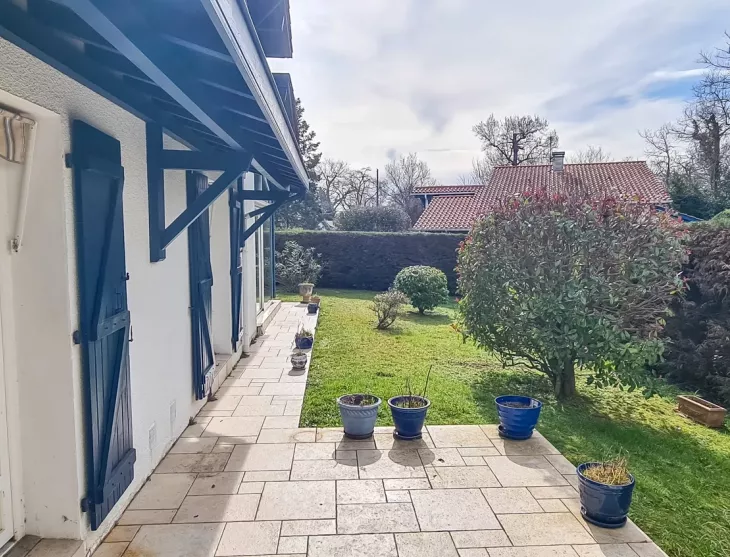 A deux pas des Docks - Maison lumineuse de 130 m² habitable, 4 chambres dont 2 en RDC, pièce de vie de 44 m², 2 salles d’eau, car port sur 521 m² de terrain bien disposé.