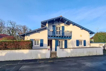 A deux pas des Docks de la Nègresse - Maison lumineuse de 130 m² habitable, 4 chambres dont 2 en RDC, pièce de vie de 44 m², 2 salles d’eau, car port sur 521 m² de terrain bien disposé.