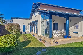 A deux pas des Docks de la Nègresse - Maison lumineuse de 130 m² habitable, 4 chambres dont 2 en RDC, pièce de vie de 44 m², 2 salles d’eau, car port sur 521 m² de terrain bien disposé.