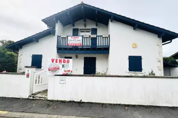 A deux pas des Docks - Maison lumineuse de 130 m² habitable, 4 chambres dont 2 en RDC, pièce de vie de 44 m², 2 salles d’eau, car port sur 521 m² de terrain bien disposé.