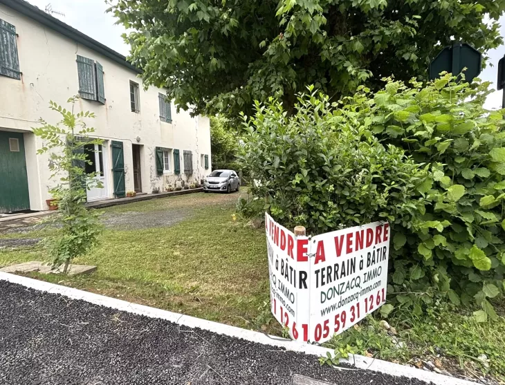 Bassussarry - Vue sur les montagnes pour ce joli terrain plat plein sud de 535 m² à viabiliser, 214 m² d’emprise au sol, possibilité R+1.  