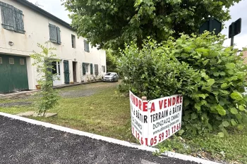 Bassussarry - Vue sur les montagnes pour ce joli terrain plat plein sud de 535 m² à viabiliser, 214 m² d’emprise au sol, possibilité R+1.  