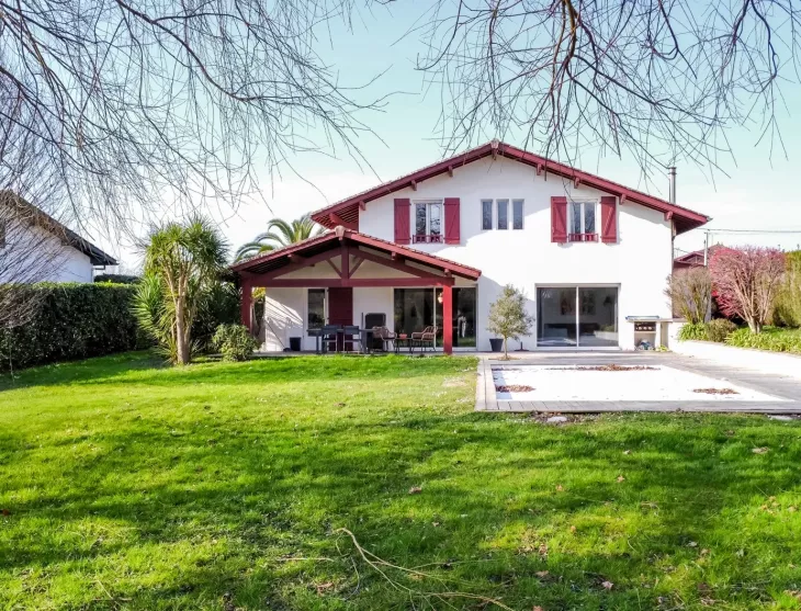 RARE à Ustaritz - Belle maison de 250 m² habitable, chambre en rdc et sa salle d’eau, pièce de vie de 48 m² avec cuisine ouverte toute équipée, 3 chambres à l’étage. Parcelle avec piscine de 1500 m² + atelier indépendant.