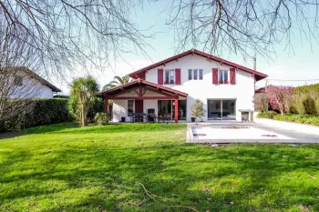 RARE à Ustaritz - Belle maison de 250 m² habitable, chambre en rdc et sa salle d’eau, pièce de vie de 48 m² avec cuisine ouverte toute équipée, 3 chambres à l’étage. Parcelle avec piscine de 1500 m² + atelier indépendant.