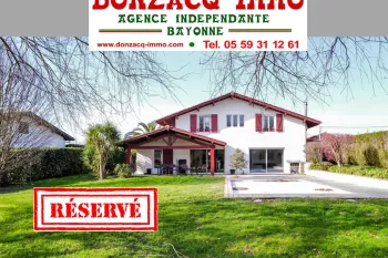 RARE à Ustaritz - Belle maison de 250 m² habitable, chambre en rdc et sa salle d’eau, pièce de vie de 48 m² avec cuisine ouverte toute équipée, 3 chambres à l’étage. Parcelle avec piscine de 1500 m² + atelier indépendant.
